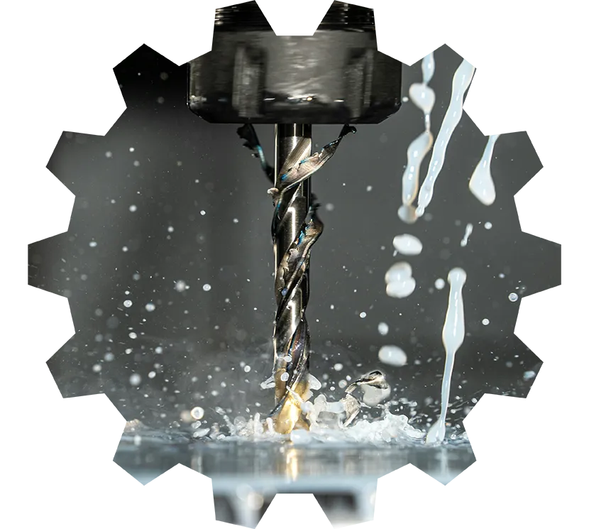 Herramienta de corte de metal para un CNC haciendo corte con refrigerante en Chiapas